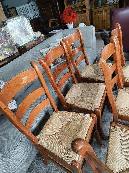 Шест трапезни стола