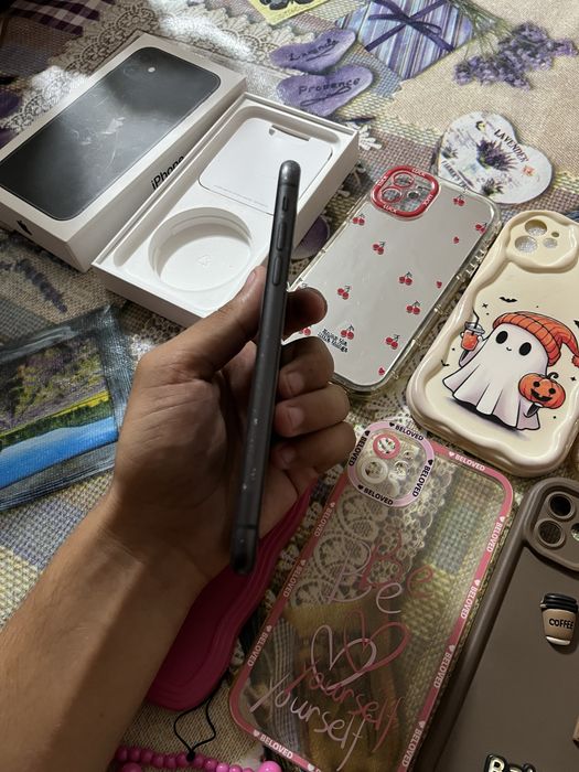 Vand iphone 11 , baterie 75 ,64GB , plus invarcator si 8 huse cadou 800 de lei negociabil
