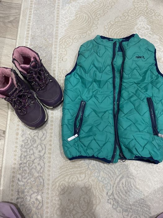 Отдам безрукавку с ботинками на 5 лет