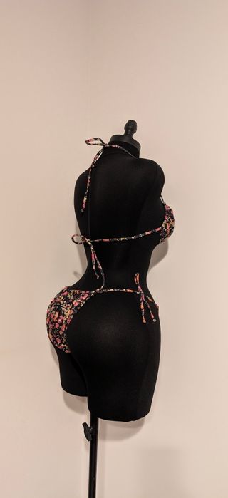 Costum de baie două piese, imprimeu floral – stil delicat & feminin