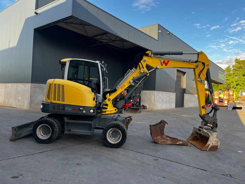 Excavator pe roti cu powertilt