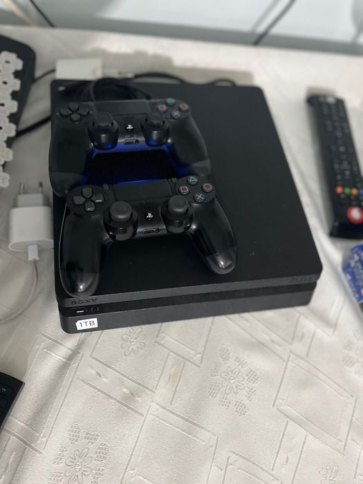 Vand sau schimb ps4 slim 1TB