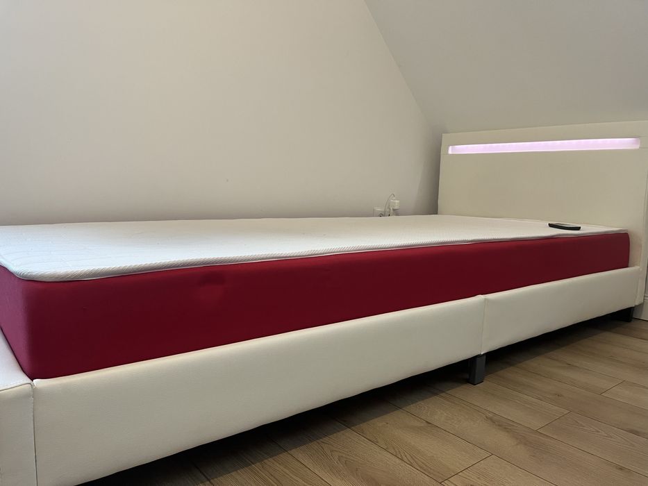 Vand pat 90/200 tapitat piele ecologica alb,iluminare led +telecomanda