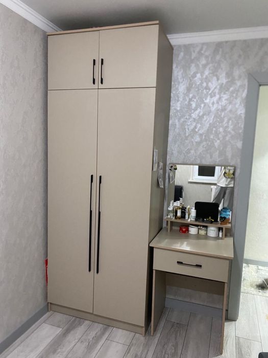 Шкаф, Два кравать,Зерколо