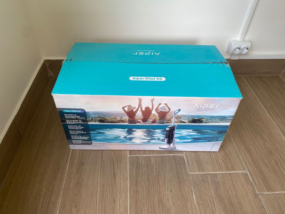 De vânzare masă deosebită, executată manual și aspirator piscină Aiper