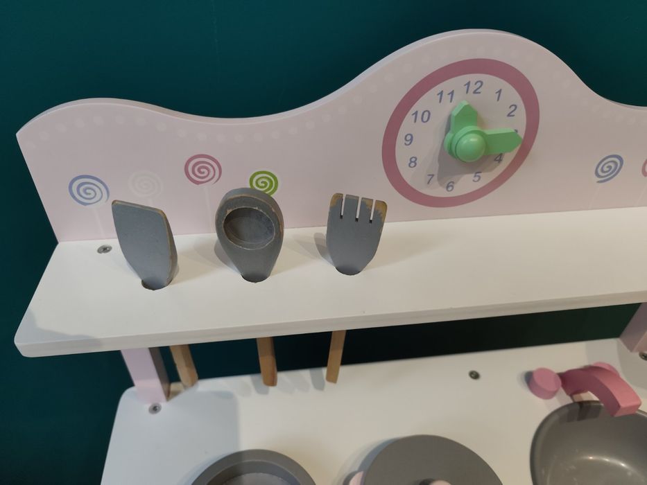 Дървена кухня розова