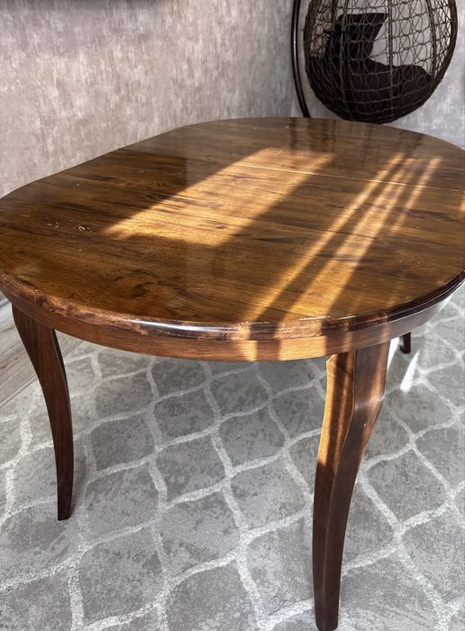 Стол из натурального дерева.