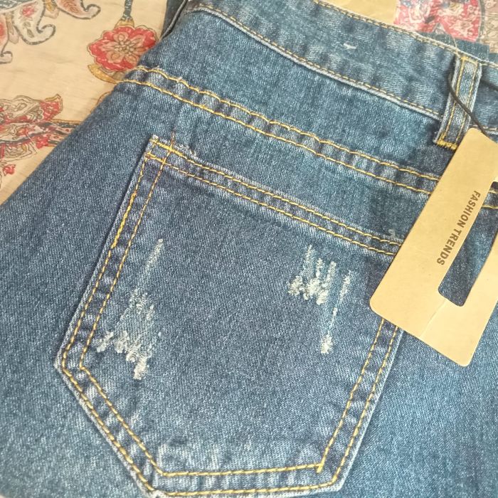 Продам рваные джинсы