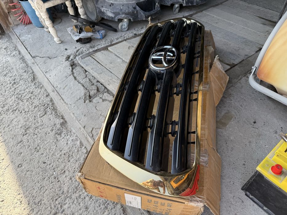 * радиаторная решетка Toyota LandCruiser 200 в идеальном состоянии