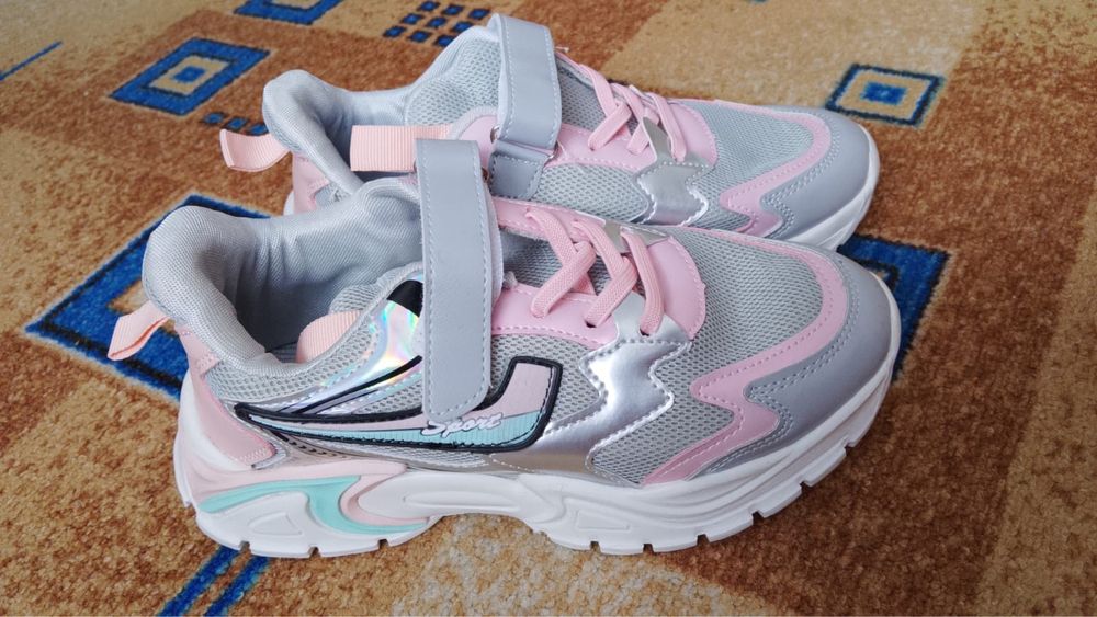 Продам кроссовки детские новые