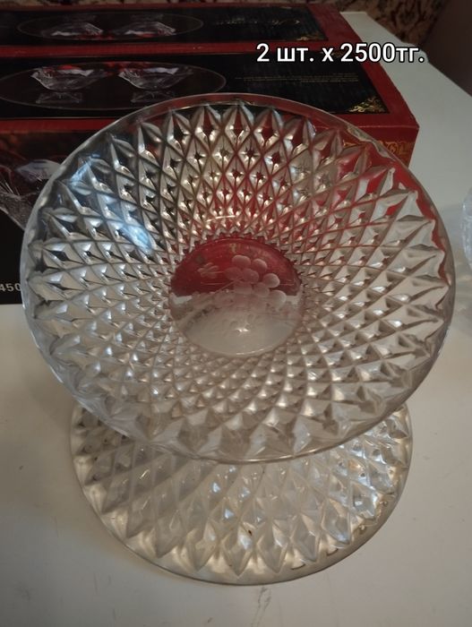 Продаются чайные наборы, разная посуда.