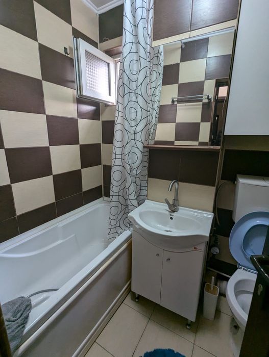 Închiriez apartament cu două camere parter în regim hotelier