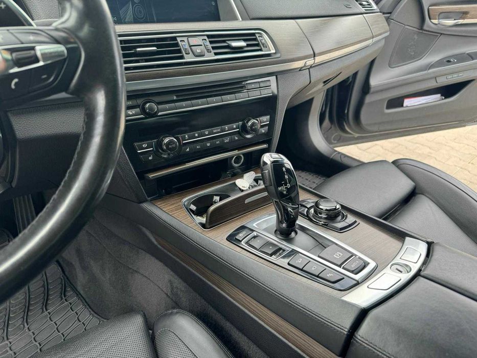 BMW Seria 7 750d xDrive M Performance, 5 butoane