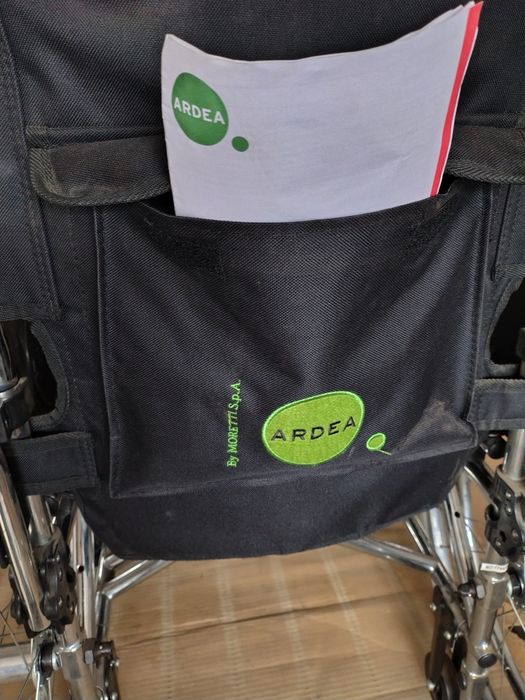 Инвалидна количка с пневматични гуми.