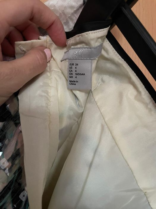 Fusta cu paiete, firma H&M, moderna, perfecta pentru vara
