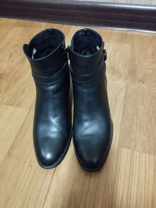 Продам женские ботинки