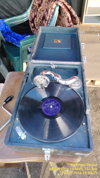 Vând gramofon His Master's Voice, funcțional