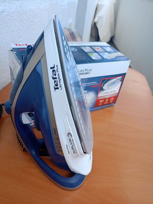 Vând fier de calcat Tefal UltraGliss  produs de calitate superioara nou nouț