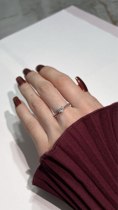 Серебряные кольца с муассанитом