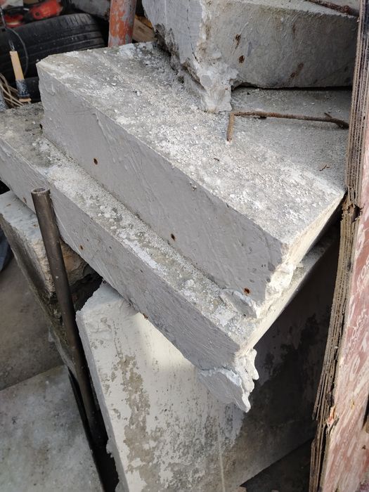 Подарявам бетонни плочи и камъни