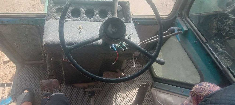 Traktor  sotiladi srochna arzonch narxda