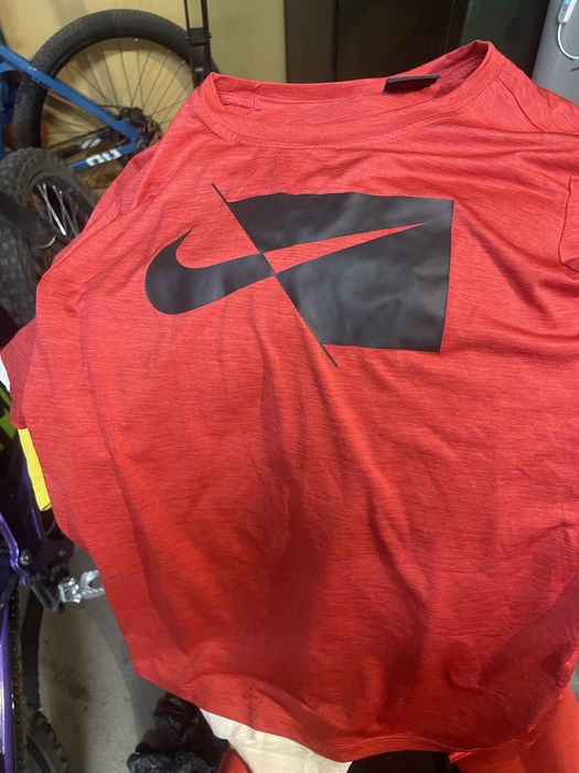 Блузи NiKE размер 160-170см  12-13 godini