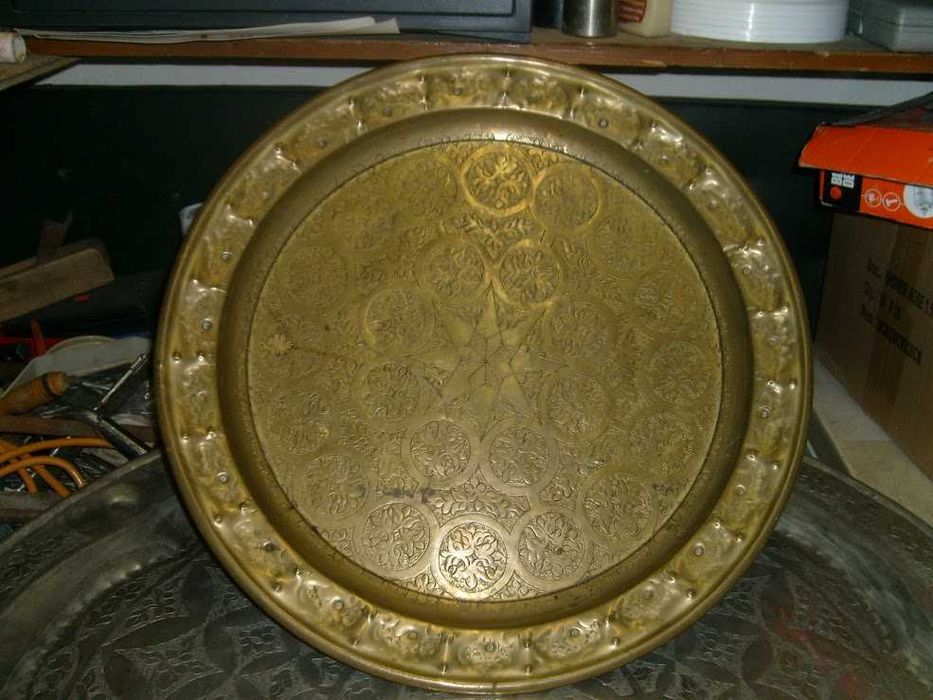 Продавам, комплект старинна масичка и два подноса ръчно изработени