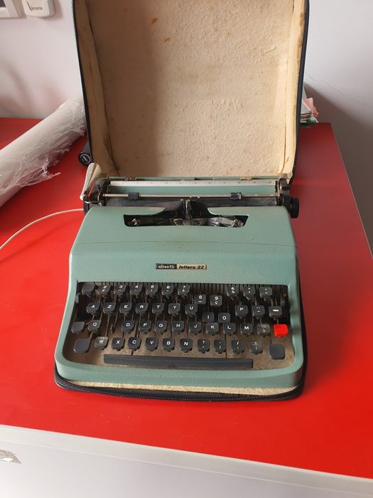Masina de scris OLIVETTI LETTERA 32
