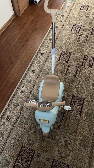 Детский велосипед с ручкой. Каталка детская