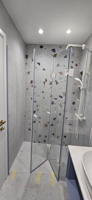 Изработка на душ кабини, паравани, остъкления за тераси и  врати