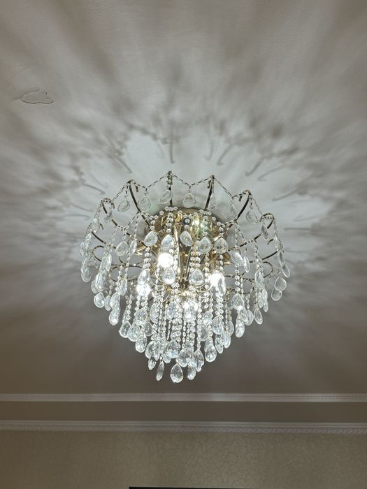 Люстра, нарядна и красива