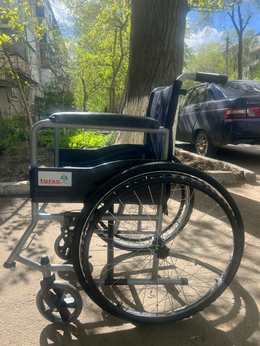 Инвалидная коляска и ходунки
