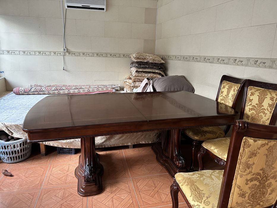 Продам большой стол с 8 стульями