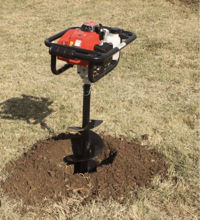 Execut gropi cu motoburghiu pentru stalpi de gard