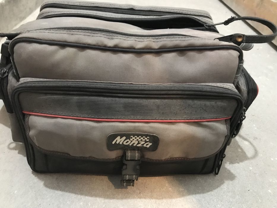 Видеокамера с малки касетки и чанта за видеокамера