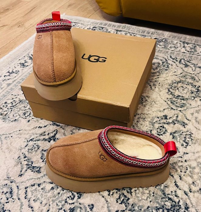 UGG, Saboti din piele intoarsa cu model uni Tazz, Visiniu, Caramel, Be