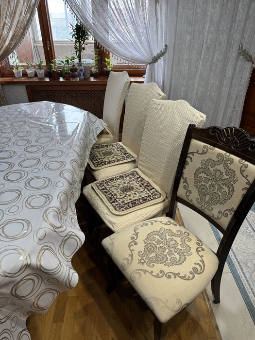 Продам гостинный стол со стульями
