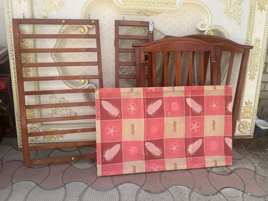 Детская кровать полированная