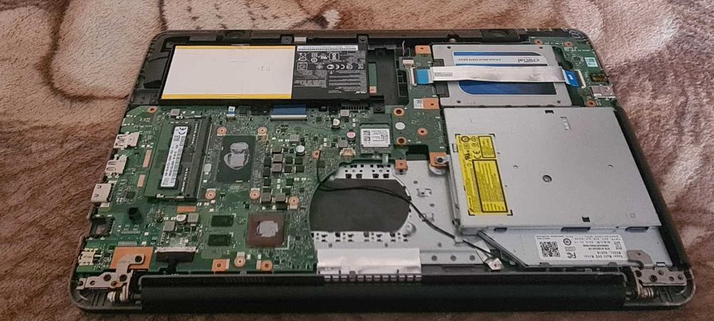 Dezmembrez laptop ASUS F556U placa baza functionala cu I7-6500U