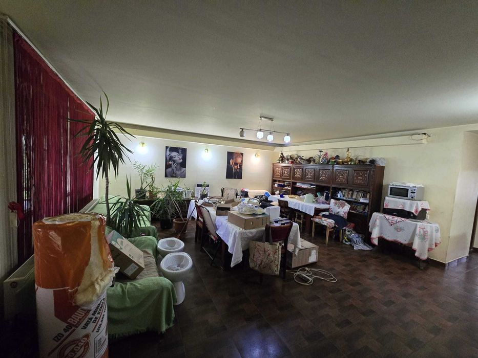 Proprietate deosebită cu 4000 mp teren, două case și hală