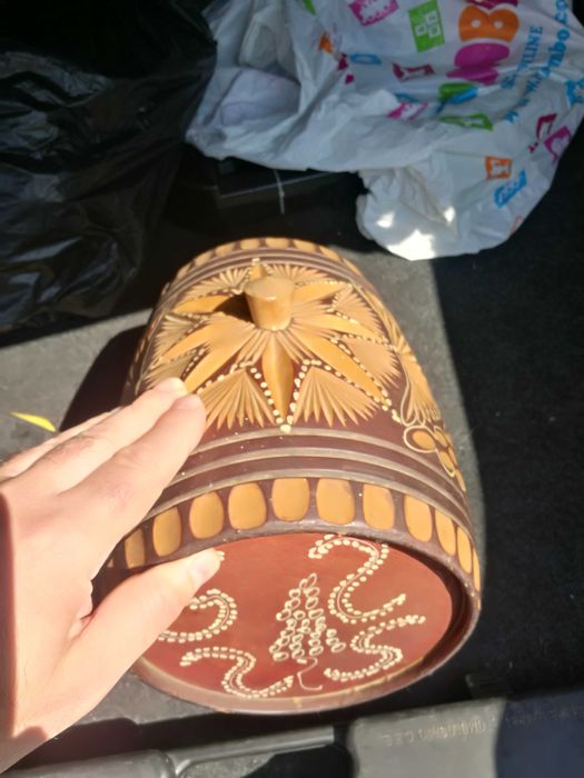 Дървено декоративно буренце с дърворезба,оцветяване и рисунки.