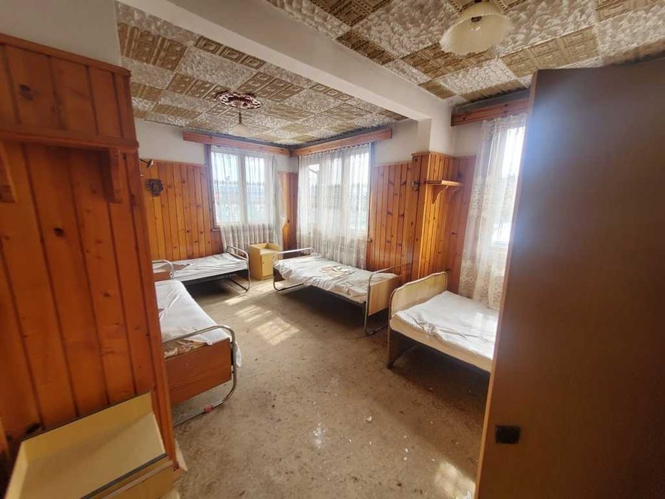 Масивна двуетажна къща за продажба в град Банско