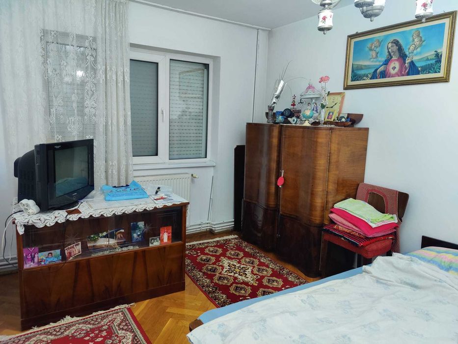 Inchiriez apartament 3 camere Boul Rosu