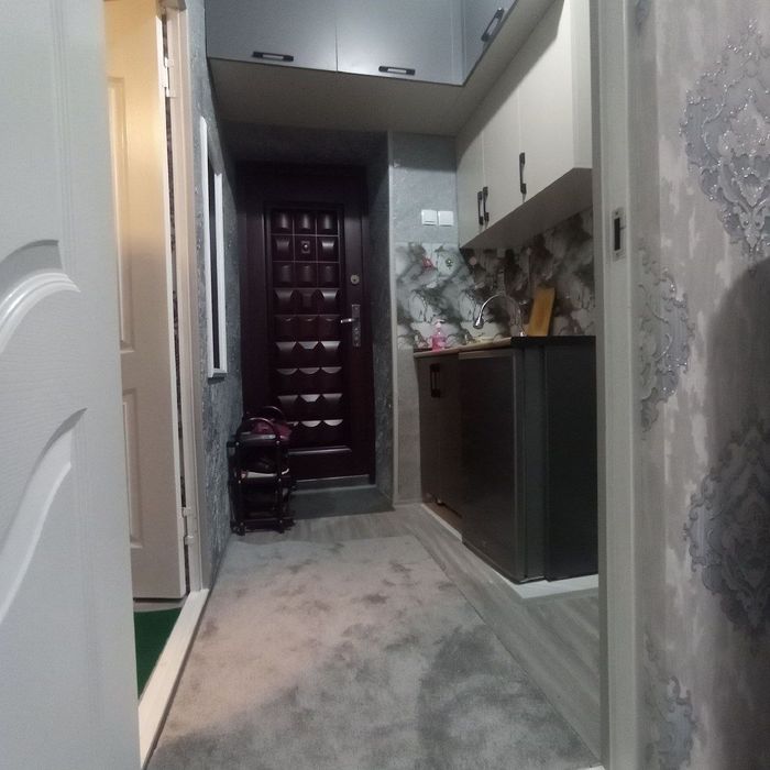 Кизларни кевартирага куяман . 2 хонали  битта хонасига куйилади.