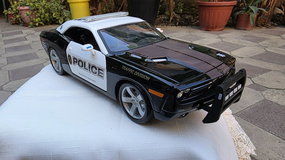 коллекционная модель   Dodge Challenger Concept 1:18