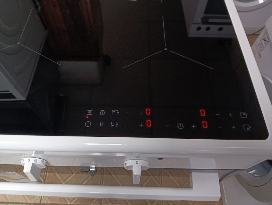 Чисто нова свободно стояща печка с индукционни котлони Електролукс Elektrolux с 2 години Гаранция!
