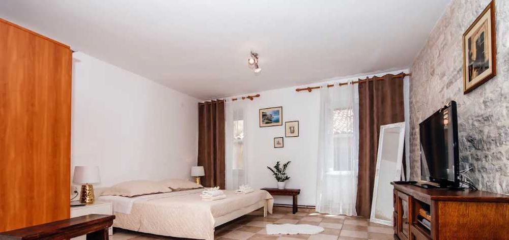 Дава се под наем Двустаен апартамент в Пловдив, Старият град - 55 кв.м за 269.28 € - Снимка #1