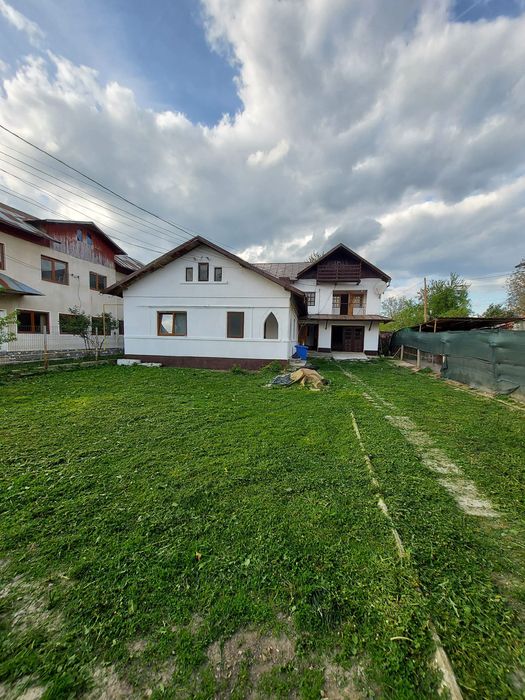 Vând două case la preț de una