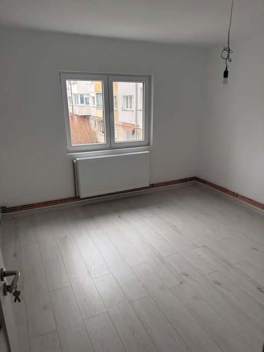 Apartament 2 camere,etaj 1, decomandat,zona Mal