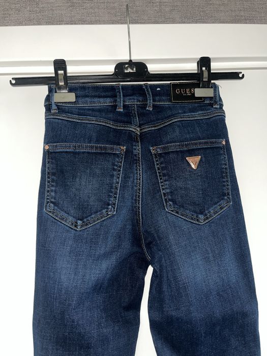 Дънки  на  Guess